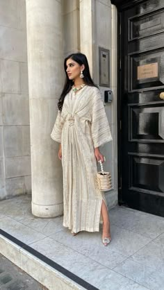 Long Kaftan Dress Pakistani, Elegant Kaftan Dresses, Indian Kaftan Dress, Kaftan Dress Ideas, Formal Kaftan Dress, Long Kurtis For Women, Pakistani Kaftan Designs, Stylish Kaftan Dresses, Bandhani Kurtis