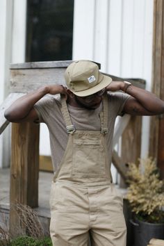 how to wear overalls mens Overalls Men Fashion Outfits, Outfits With Overalls, Green Overalls Outfits, Overalls Aesthetic, Heels Work Outfit, Overalls Men Fashion, Denim Overalls Outfit, Men In Overalls, Overalls Outfits