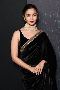 Hoorain Shaikh Black Saree Jewellery Ideas, Karwa Chauth Look, Traditional Wear Women, Saree Styling, Wedding Wear Saree, Choker Design, Pearls Jewellery, Velvet Saree, Formal Saree