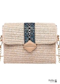 Boho chic clutch bag in woven straw This small boho clutch bag is feminine and charming, adding the finishing touch to your ensemble. This model entices us with its envelope form, straw weave, ethnic pattern fabric band, and golden embellishments. The flap shuts with a magnetic clasp and opens to a sturdy compartment with just the right amount of space to carry your things without feeling weighed down. It may be worn as a handbag or a clutch and is perfect for weddings and sunny days out. BAG DE Boho Clutch Bag, Sac Vanessa Bruno, Handbag Luxury, Rattan Handbags, Look Boho Chic, Boho Clutch, Estilo Hippy, Fashion Patchwork, Retro Bags