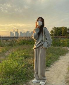 Comfy Korean Outfits, Fotografi Vintage, Shotting Photo, Korean Casual Outfits, Make Mistakes, Instagram Pose, Fashion Attire, Airport Outfit, Aesthetic Outfits