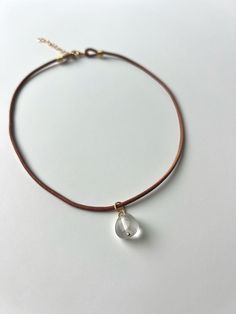 Hermoso y elegante collar de cuero con cuarzo blanco, conocido también como el cuarzo maestro por la cantidad de propiedades que nos brinda. El cuarzo blanco es un mineral maravilloso en el que podemos encontrar beneficios para la meditación, generar calma, paz y bienestar, claridad mental, protección de malas energías y también es buen recurso pata temas de autoestima y relación con uno mismo. Adjustable White Choker For Everyday Wear, Everyday Adjustable White Choker, Elegant Brown Crystal Necklace, Elegant Adjustable Brown Crystal Necklaces, Elegant Brown Crystal Necklace With Adjustable Fit, Adjustable Teardrop Spiritual Crystal Necklaces, Elegant Brown Jewelry For Meditation, White Minimalist Adjustable Crystal Necklace, Elegant White Quartz Crystal Necklace