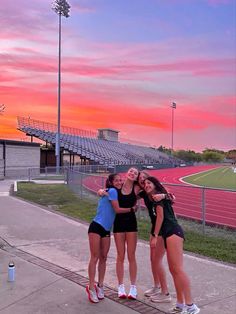 Cross Country Meet Signs, College Track Aesthetic, Track Pics With Friends, Track Girls Aesthetic, Track Field Aesthetic, Xc Pictures Photo Ideas, Cross Country Picture Poses