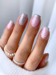 silver glitter nails with snowflake accent Classy Christmas Nails, Silver Nail Designs, Unghie Sfumate, Holiday Nail Designs, Christmas Nails Easy, Classy Christmas, Nails 2021