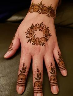 Brides Mehndi, Stylish Back Hand Mehndi, Finger Designs, Henna Flowers, Mehendi Bridal, Design Mehendi, Mehndi Bridal, Hand Mehendi, Palm Henna