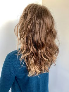 Thick Medium Wavy Hair, Natural Waves Medium Length Hair, Layered Hair Frizzy, Layer Wavy Hair Medium, Haircut Layers Medium Wavy, Layers For Frizzy Wavy Hair, Big Wavy Hair Natural, Straight Wavy Hair Natural, Layers Haircut For Medium Hair Wavy