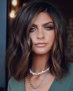 Medium Brown Highlights for Dark Hair Color Balayage, Fall Hair Color Trends, Corte Bob, Fall Hair Color For Brunettes, Fall Hair Trends, Ranveer Singh, New Hair Colors