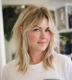 Blonde Midi Shag with Curtain Bangs One Length Hair, Medium Shaggy Hairstyles, Modern Shag Haircut, Chic Haircut, Medium Shag Haircuts, Textured Haircut, Shag Haircut, Mid Length Hair