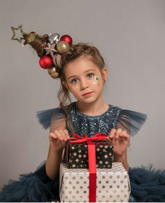 This hairstyle is ideal for little girls during the holiday season. The hair is styled into a towering braid, topped with a collection of Christmas ornaments. It’s a fun and festive look that children will love for holiday parties or school events. Halloween Infantil, Easter Hair Bows, Xmas Photos, Christmas Shoot, Christmas Mini Sessions, Creative Christmas Trees