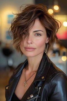 Short Bobs 2024, Best Curly Haircuts, Short Haircuts For Ladies, Haircuts For Ladies, Shaggy Bob Haircut, Short Haircuts With Bangs, New Short Haircuts, Hair Pixie, Penteado Cabelo Curto