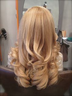 Blonde Bombshell Hair, Vintage Blonde Hair, 100 Years Of Makeup, Blonde Vs Brunette, Yellow Blonde Hair, Yellow Blonde, Beautiful Blonde Hair, Peinados Fáciles Para Cabello Corto