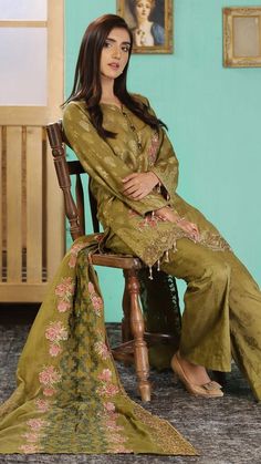 Ladies Suits Indian, Cotton Dresses Online, Easy Clothing, Lawn Dresses, Women's Workwear Fashion, Lace Dress Design, Pakistani Fashion Casual, Trendy Shirt Designs, Pakistani Dresses Casual