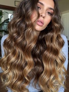 25 Stunning Wavy Hairstyles for Long Hair: From Casual to Elegant Inspiration Wavy Hairstyles For Long Hair, Long Wavy Hairstyles, Beachy Waves Hair, Romantic Curls, Blonde Waves, Brunette Color, Wavy Hairstyles, Red Carpet Look, Effortless Beauty