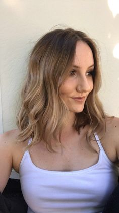 Bronde Haircolor Long Bob, Light Brown Hair Lob, Light Brown Balayage Dark Roots, Brown Lob Highlights, Shoulder Length Light Brown Hair Balayage, Root Smudge Brown, Light Brown Hair With Shadow Root, Dark Blonde With Shadow Root, Rooted Light Brown Hair