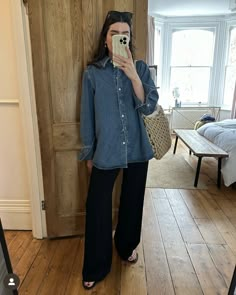 Womens Denim Shirt Outfit, Denim Shirt Black Pants, Wag Outfits, Sofia Richie Style, Anna Edit, Denim Shirt Outfit, Black Pants Outfit, Pinterest Style, Neutral Outfits