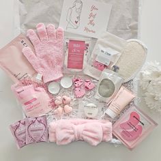 This Mum to be spa gift box  is a lovely present to treat yourself or someone you love to a moment of relax. This pamper gift is the perfect pregnancy gift, a special treat to remind someone you are thinking of them. INCLUDED IN EACH BOX: 🛁 Face mask sheet 🛁 Chamomile clay mask  🛁 Spa makeup headband  🛁 Natural Loofah - Spa pad 🛁 Exfoliating glove 🛁 Collagen eye mask 🛁 Me Time - 3 handmade natural bath bomb hearts with dried flowers 🛁 Glow luxury bath milk - Rosewood + Frankincense 🛁 Ve Spa In A Box, Natural Bath Bomb, Mask Spa, Bath Milk, Makeup Headband, Hampers For Her, Spa Box, Natural Loofah, Birthday Hampers