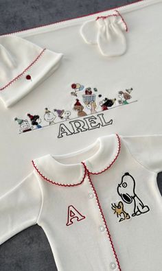 Announce your little baby's arrival with this special coming home outfit set.  You can keep this high quality set as a lifetime keepsake. You can also gift this set to your loved ones as a very special gift ⭐ Hand Embroidered Coming Home Outfit  Set is made of 100% Gots Certified Cotton Fabric. ⭐ Soft, stretchy cotton fabric that is breathable. ⭐ It will be sent in a special linen pouch. ⭐ 0-3 month 4 pieces set includes; 1- Blanket with ruffle 2- Sleepsuit 3- Hat 4-Mittens FAQs ⭐Care İnstructions *Gentle wash cool water in washing machine *Use cold water with mild detergent *Hang to dry *Dont use tumble dry  *Do not use bleach ⭐Custom and personalized orders We will quickly complete your order with personalization. Personalized orders are not refundable. ⭐Gift wrapping and packaging Each White Cotton Birthday Set, Customizable White Sets For Birthday, Customizable White Gift Sets, White Cotton Gift Sets, Newborn Christmas Outfit, Linen Pouch, Newborn Christmas, Newborn Sets, Baby Arrival