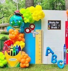 there are balloons and letters on the side of a school building that says ready for 1st grade