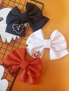 Embroidered Bows, Thanksgiving Bow, Embroidered Hair Bows, Kids Hair Bows, Embroidered Bow, Kids Hair Clips, Chat Halloween, Personalized Bow, Beautiful Hair Accessories