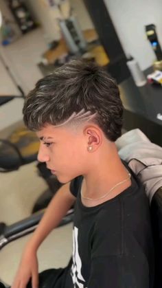 luzes #moica #freestyle #régua #barber #nevou #haircut #flufly #barbearia Mohawk Fade, Pelo Afro, Mens Haircuts Fade, Corte De Cabelo Masculino, Glow Up?, Haircuts For Men, Hair Cuts, Hair Styles, Hair