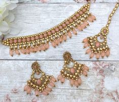 Beautiful flexible Indian Bollywood choker jewellery set with tikka headpiece & earrings.  Gold base with antique gold stones and detailed hanging peach beads. Earring drop is: 6 cm  Can also make the set in plain gold silver, maroon & green. Peach Colour Jewellery, Tikka Headpiece, Summer Moodboard, Choker Jewellery, Indian Choker, Indian Choker Necklace, Asian Jewelry, Bridal Necklace Set, Earring Drop