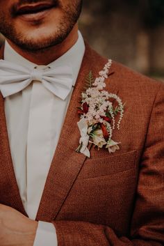 accessoires bijoux de mariage Fall Wedding Suits, Fall Groom, Wedding Tux, Groom Wedding Attire, Oklahoma Wedding, Wedding Suits Groom, Orange Wedding, Groom Attire, Adventure Wedding