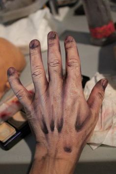 I TOTALLY want to do my hands like this for my creepy Halloween costume! Scary Mermaid, Make Up Guide, Make Up Diy, Makeup Zombie, Halloweenský Makeup, Creepy Halloween Costumes, Hand Makeup, Halloween Fest, Special Fx Makeup