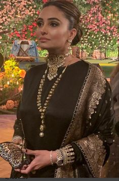 Simple Dress With Heavy Jewellery, Bridal Dresses Pakistan, Desi Outfits, Casual Indian Fashion, Salwar Kamiz, Pakistani Bridal Dresses, Designer Party Wear Dresses, Boutique Dress Designs