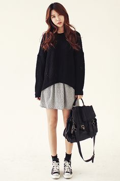 Skirt with oversized sweater. High socks with converse. Japan Fashion Casual, Girls Fall Fashion, Korean Fashion Fall, Korean Fashion Kpop