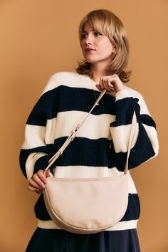 Voici notre tout nouveau sac à main en cuir végan demi-lune. Ce sac moderne et délicat est parfait pour compléter votre look. Il est le coup de cœur de l'équipe et assurément votre prochain aussi! Ce sac demi-lune en cuir végan est sans cruauté pour les animaux et facile d’entretien. Fermeture éclaire au-dessus. Logo Womance embossé à l'avant du sac. Sa ganse style ceinture est ajustable jusqu’à 39’’ vous permet de le porter en bandoulière. Fermeture sur boucle en métal. Deux poches intérieures. Fall Hobo Bag With Adjustable Strap For On-the-go, Trendy Beige Hobo Bag For Everyday, Trendy Everyday Beige Hobo Bag, Chic Baguette Bag With Adjustable Handle For Everyday Use, Trendy Soft Leather Satchel For Everyday, Trendy Everyday Soft Leather Satchel, Versatile Everyday Faux Leather Baguette Bag, Trendy Tote Baguette Bag For Everyday, Trendy Everyday Tote Baguette Bag