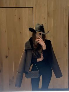 Cowboy Hat Outfit Woman Winter, Cowgirl Hat Outfit Winter, Cowgirl Lana Del Rey, Kendall Jenner Cowgirl Aesthetic, Cowgirl Winter Photoshoot, Wine Outfit, Cowgirl Outfit, Cowboy Outfits, Cowgirl Outfits