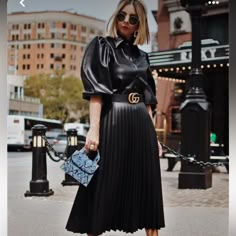 Plain Midi Pleats Black Pleated Leather Skirt Outfit, How To Style Black Pleated Skirt, Pleated Skirt Outfit Long, Black Pleated Midi Skirt Outfit, Plisse Skirt Outfit, Pleated Black Skirt Outfit, Pleated Skirt Outfit Winter, Leather Pleated Skirt Outfit, Pleated Leather Skirt Outfit