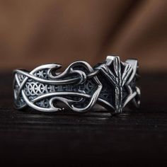 Algiz Rune Norse Ornament Ring aus Sterlingsilber  💎 Wikinger-Runen, sowohl ein Alphabet als auch ein magisches Toolkit  💎 Von Odin, dem Allvater, den Menschen offenbart  💎 Algiz-Rune zum Schutz  💎 Handgefertigt aus Sterlingsilber  Was stellt dieser Schmuck dar?    Eines Tages sah Odin, die Hauptgottheit der Wikinger, die Nornen, die nordischen Schicksale, die mit Hilfe der Runen das Schicksal in die Rinde von Yggdrasil schrieben. Er begehrte ihre Macht und ihr Wissen und war entschlossen Raido Rune, Ansuz Rune, Algiz Rune, Rune Viking, Paw Ring, Viking Ring, Viking Runes, Viking Jewelry, 925 Silver Ring