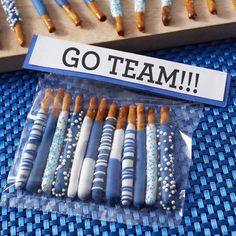 there are many blue and white toothbrushes in plastic bags with the words go team on them