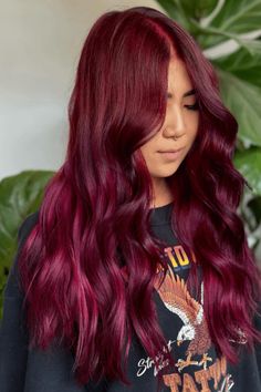 This eye-catching maroon hairstyle flaunts deep burgundy waves cascading down in voluminous layers, crafting a rich and lavish appearance. The color transition from dark roots to vibrant maroon adds depth and dimension, accentuating the lush, wavy texture. Ideal for making a daring statement, this hairstyle exudes a confident and edgy vibe, - Click to see more of 30 Captivating Maroon Hair Shades to Elevate Your Looks and follow us for more hairstyle ideas. // Photo Credit: Instagram @pravana Berry Red Hair Color, Dark Red And Pink Hair, Raspberry Red Hair, Magenta Red Hair, Raspberry Hair Color, Red Hair Ideas, Raspberry Hair, Red Violet Hair, Red Hair Looks