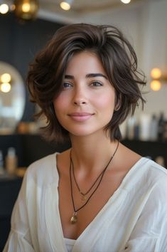 A neck-length layered pixie cut, offering a youthful and vibrant appearance Haircuts Trending, Trending Looks, Longer Pixie Haircut, Short Brown Hair, Messy Short Hair, Long Pixie, Penteado Cabelo Curto, Pixie Haircuts