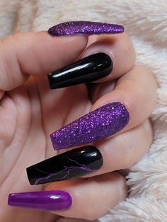 Glitter Dark Purple Nails, Dark Purple And Black Nail Designs, Dark Purple Glitter Nails Acrylic, Purple Nails With Black Design, Purple Nails For Halloween, Purple Black Nails Acrylic, Dark Purple Baddie Nails, Dark Purple Nails Coffin, Black Purple Nail Designs