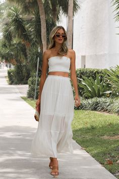 White tube top with elastic hem. Complete this set with the Sunny Daze Skirt in White! Material: 100% Polyester. Sizing: Small: US Size 0-2 Medium: US Size 4-6 Large: US Size 8-10 Model Measurements: Height: 5’11” Chest: 32” Waist: 26” Hips: 36” Wearing size small. This item is Final Sale. White Two Piece Outfit, White Pool, Inspo Fits, White Tube Top, Pool Party Outfits, White Two Piece, White Tube, Pre Party, Party Inspo