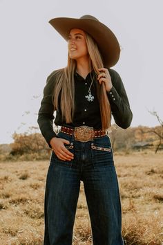 Western Boutique Photoshoot, Western Senior Portraits, Western Group Photoshoot, Western Senior Picture Ideas Horses, Senior Picture Ideas Horses, Western Photography Poses, Rodeo Pictures Ideas, Cowboy Senior Pictures