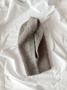 A knitted grey balaclava lies on a white sheet. Knit Balaclava Pattern, Baclava Hat, Balaclava Pattern, Wardrobe Simple, Stockinette Stitch, Head And Neck, Baby Alpaca, Neck Warmer, Winter Wardrobe