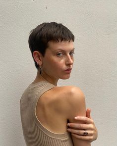 𝗟𝗢𝗟𝗔 (@lolaxhmn) • Instagram photos and videos Short Back And Sides Women, Messy Buzzcut, Short Bowlcut Women, Buzz Cut Grow Out, Buzz Cut Grow Out Stages, Masculine Women Haircut, Pixie Haircut Straight Hair, Woman Buzzcut, Short Hair Shag