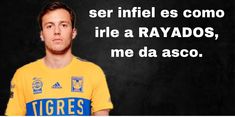 a man in a yellow shirt is posing for a photo with the words, ser inteles es como irle a rayados, me da asco