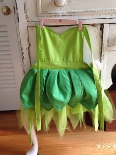 DIY Disney Tinkerbell Apron, toddler apron sewn, Pattern for this apron found on coffewithcreamer.com Tinkerbell Costume Ideas, Diy Tinkerbell Costume, Tinkerbell Shoes, Disney Aprons, Dress Up Aprons, Princess Aprons, Tinkerbell Dress, Tinkerbell Costume, Disney Dress Up