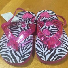 Brand New Pink Black White Zebra With Hearts Flip Flops. Size 8-9. Capelli Brand Bow Flip Flops, Camo Shoes, Toddler Sandals Girl, Girls Flip Flops, Girls Fur, Pink Platforms, Kids Flip Flops, Platform Flip Flops, Toddler Sandals