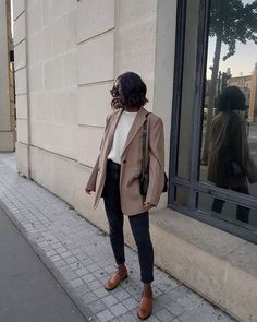 Aïda Badji Sané on Instagram: “Happy Friday and first day of October loves ♡” French Haircut, Wavy Bob Long, French Girl Hair, Bombshell Hair, Layered Bob Haircuts, Short Hair Lengths, Short Hair Styles For Round Faces, French Hair, French Girls