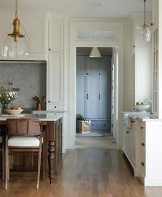 Ali Henrie, England Kitchen, New England Kitchen, Kitchen Concepts, Home Luxury, Stylish Kitchen, Residential Design, Kitchen Style, House Inspo