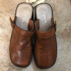 Easy Spirit Leather Clogs Genuine Leather Decorative Buckle Padded Insoles Non Slip Bottoms Super Comfortable! Size 8 Never Worn Excellent Condition Comfortable Synthetic Mules With Buckle Closure, Leather Clogs With Buckle Closure For Fall, Synthetic Mules With Heel Loop And Round Toe, Fall Leather Footbed Clogs With Closed Toe, Fall Leather Footbed Closed Toe Clogs, Fall Clogs With Leather Footbed And Closed Toe, Fall Slip-on Mules With Buckle Closure, Comfortable Flat Heel Mules With Buckle Closure, Fall Buckle Closure Slip-on Mules