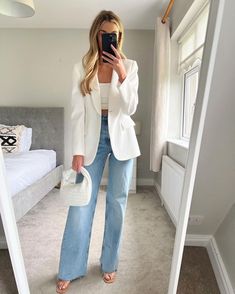 Outfit Blazer Blanc, Outfit Saco Blanco, Aesthetic Modest Outfits, Christmas Outfit Casual, Outfit Dinner, Outfits Con Jeans, Blazer Outfits For Women, Winter Fashion Outfits Casual