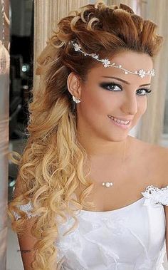 23 Wonderful Long Wedding Hairstyles with Creative Headband Design Wedding Hairstyles With Headband, Wedding Hairs, Updo With Headband, Prom Hairstyles Updos, Simple Prom Hair, Vintage Wedding Hair, Best Wedding Hairstyles, Bridesmaid Hair Down, Wedding Hairstyles Half Up Half Down