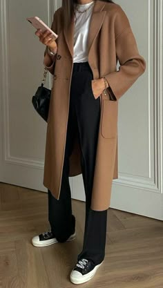 Reformation Work Outfit, Fall 2023 Office Outfits, Basic Office Outfit, Winter Office Wear, Mode Mantel, Chique Outfits, Mode Casual, Cooler Look, Brown Coat